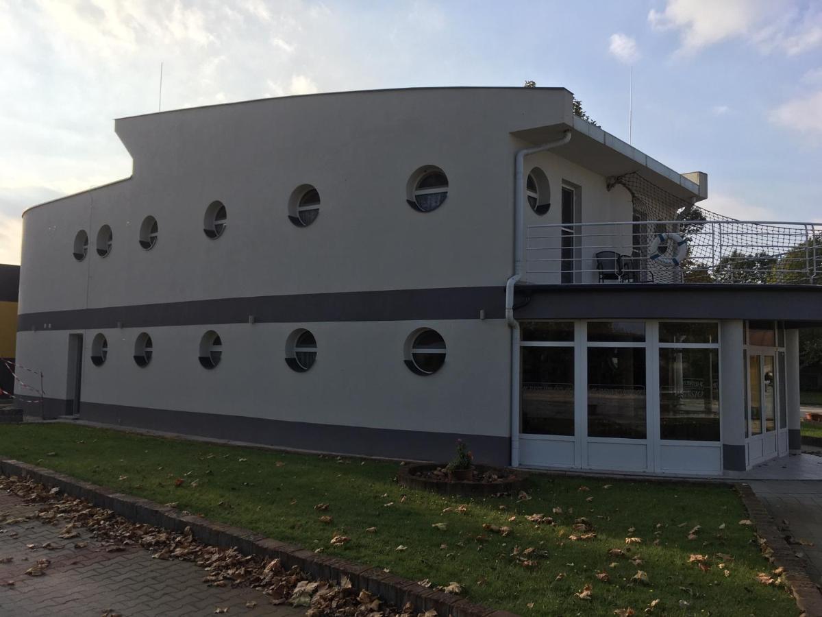 Nautilus Etterem Es Panzio Hotel Dabas Екстериор снимка