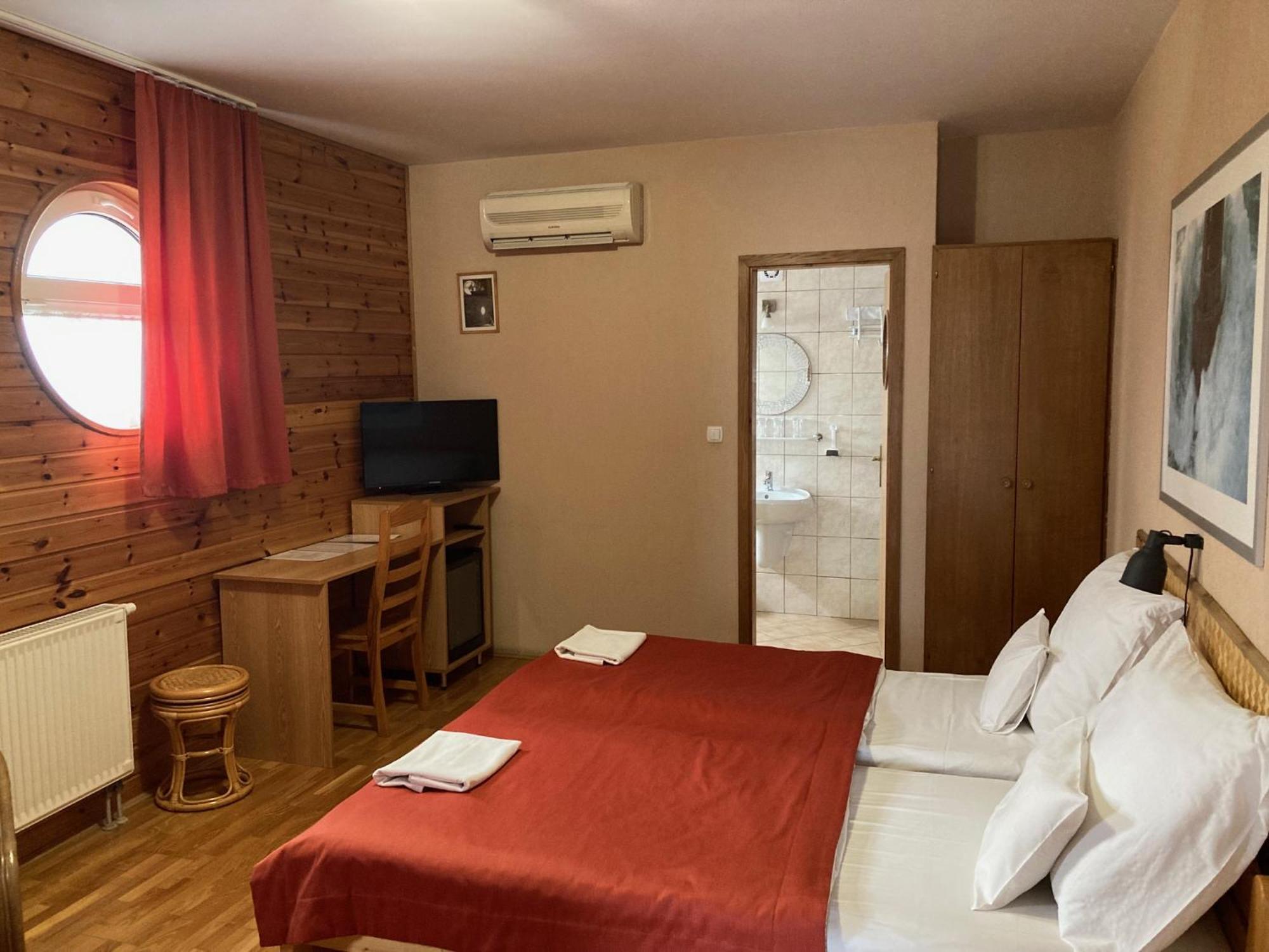 Nautilus Etterem Es Panzio Hotel Dabas Екстериор снимка