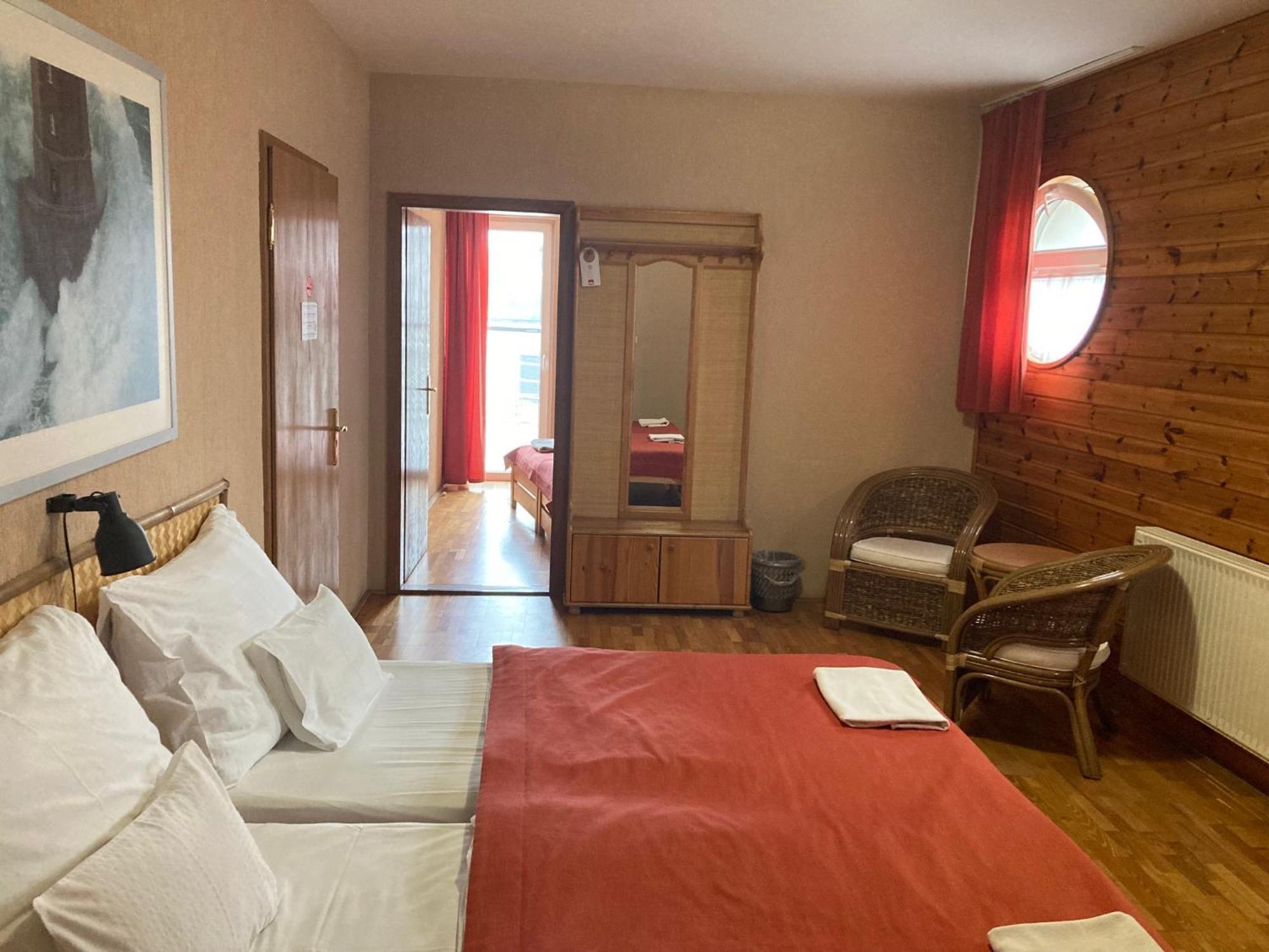 Nautilus Etterem Es Panzio Hotel Dabas Екстериор снимка