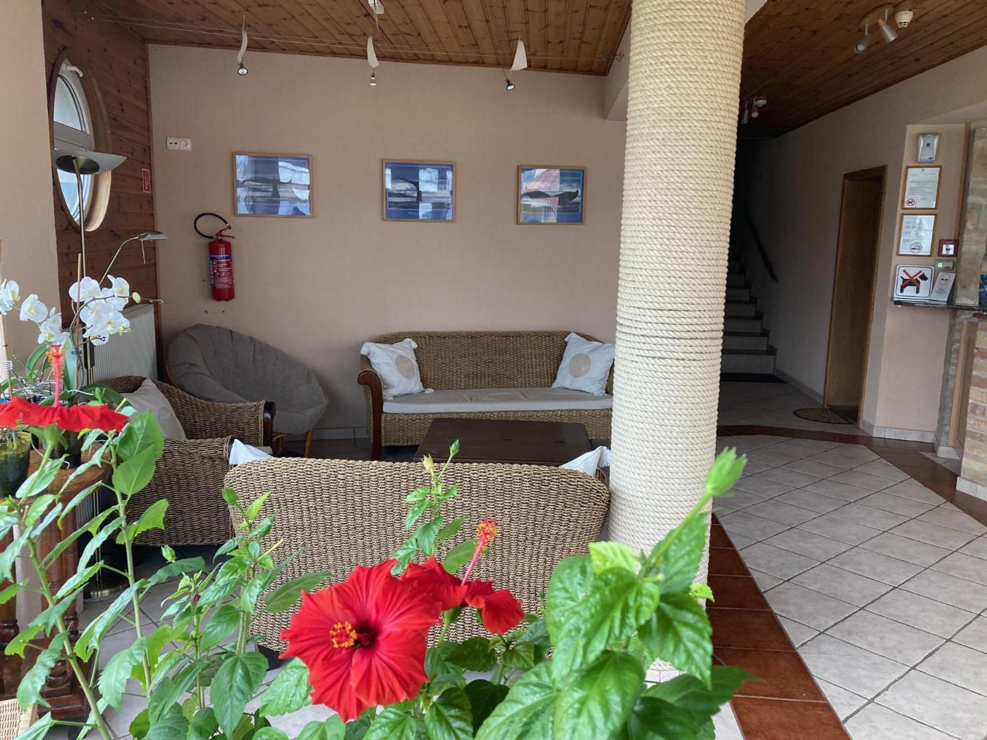 Nautilus Etterem Es Panzio Hotel Dabas Екстериор снимка