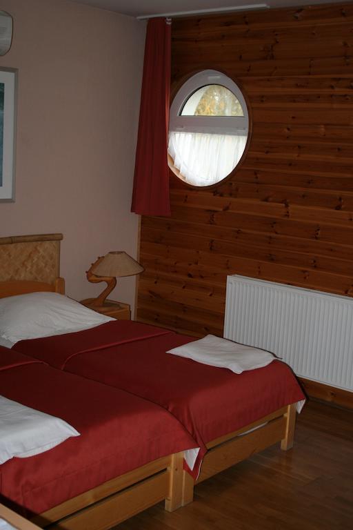Nautilus Etterem Es Panzio Hotel Dabas Стая снимка