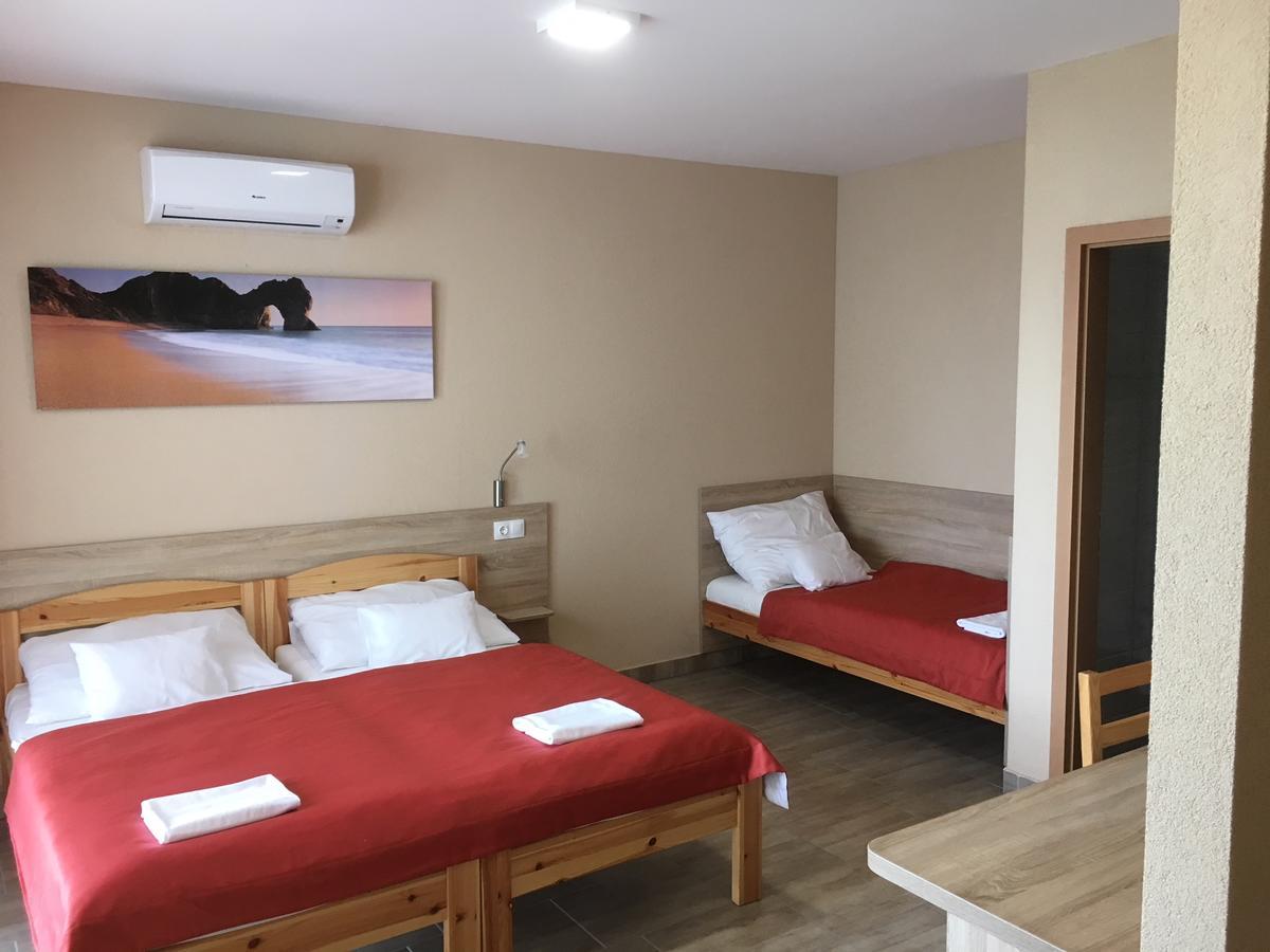 Nautilus Etterem Es Panzio Hotel Dabas Екстериор снимка